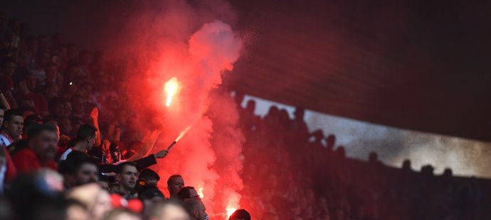 Fanoušci Slavie se v závěrečném zápase sezony opět snažili přesvědčit, že pyro není zločin... Co na to disciplinárka?