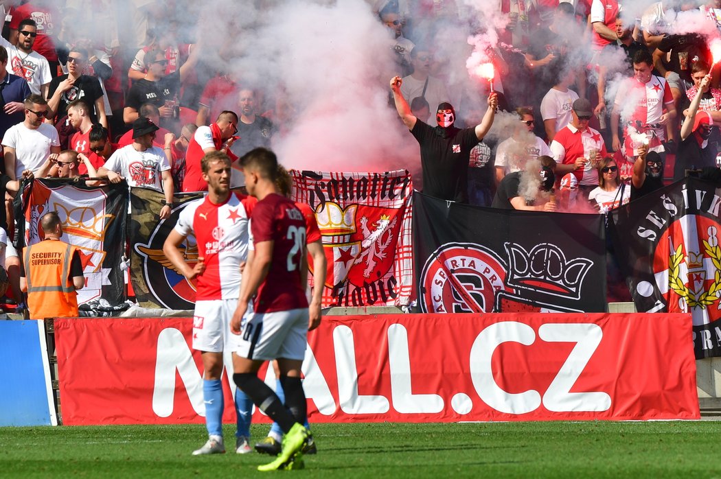 Fanoušci Slavie si svou dávku kouře nemohli odpustit ani v posledním zápase sezony, v derby se Spartou