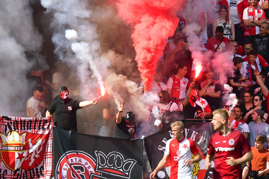 Slávistická tribuna Sever si zadýmila v klubových barvách i přes hrozbu dalších trestů...