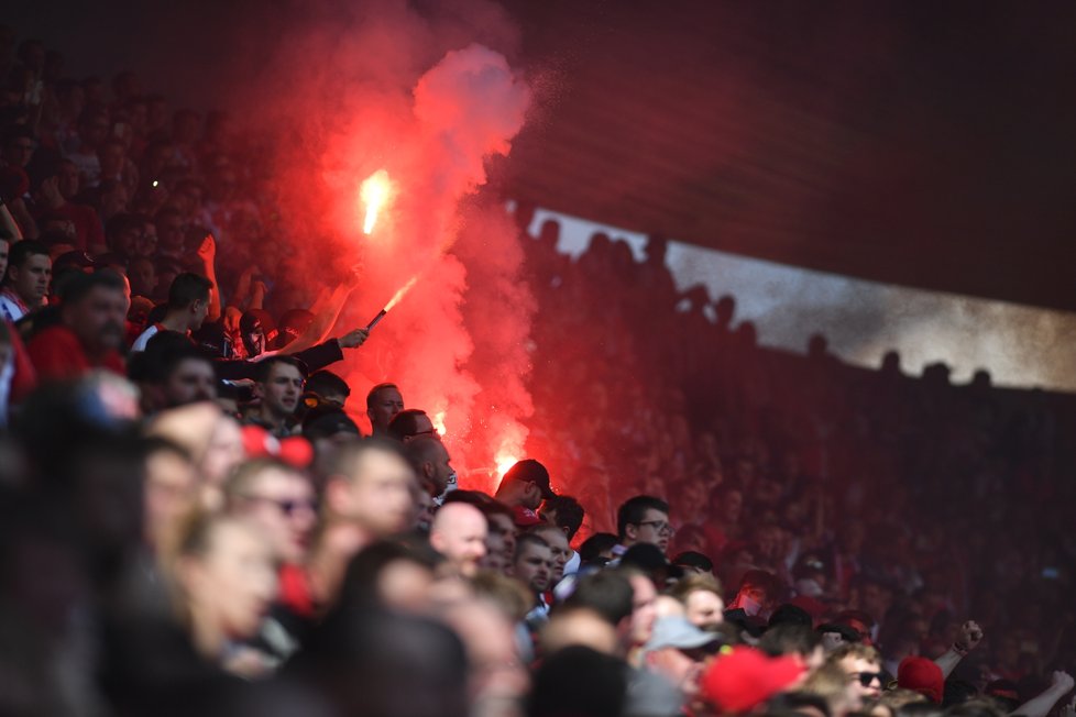 Fanoušci Slavie se v závěrečném zápase sezony opět snažili přesvědčit, že pyro není zločin... Co na to disciplinárka?