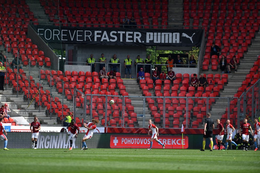 Kotel pro sparťanské fanoušky zůstal v derby na Slavii téměř úplně prázdný...