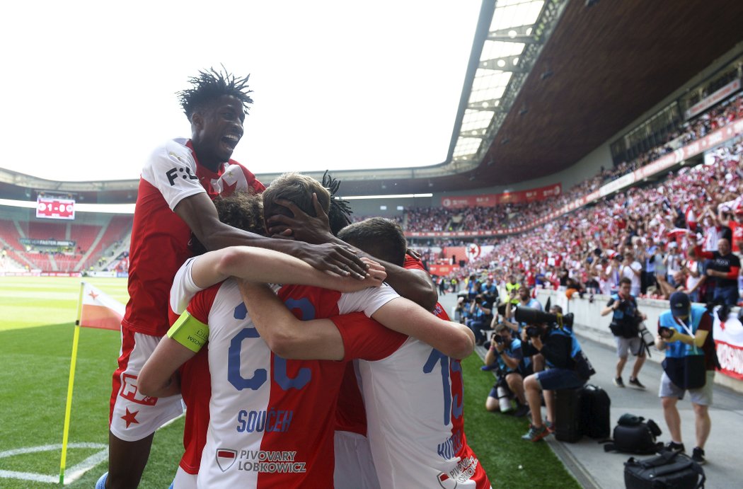 Peter Olayinka skáče na slavící slávisty po první gólu v derby se Spartou