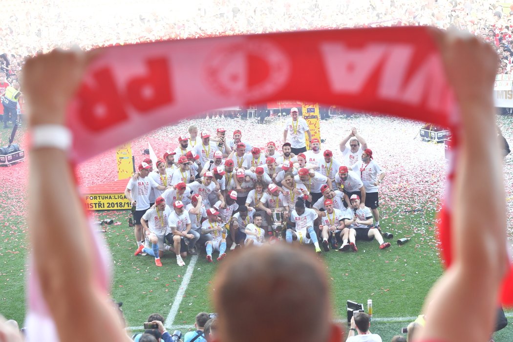 Takhle fotbalisté Slavie slavili mistrovský po vyhraném derby v Edenu