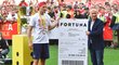 Ředitel Fortuny David Vaněk předává kapitánovi Slavie Milanu Škodovi tiket, který Slavii v případě triumfu v Lize mistrů přinese více než 25 milionů korun