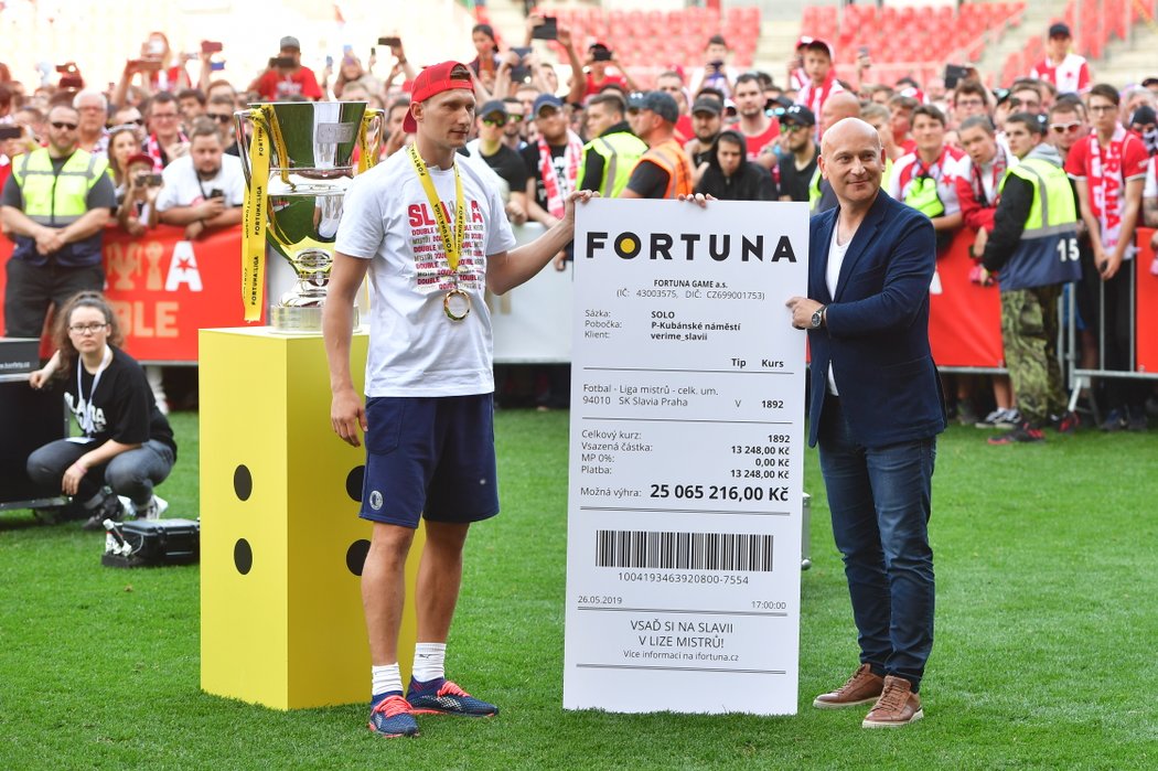 Ředitel Fortuny David Vaněk předává kapitánovi Slavie Milanu Škodovi tiket, který Slavii v případě triumfu v Lize mistrů přinese více než 25 milionů korun