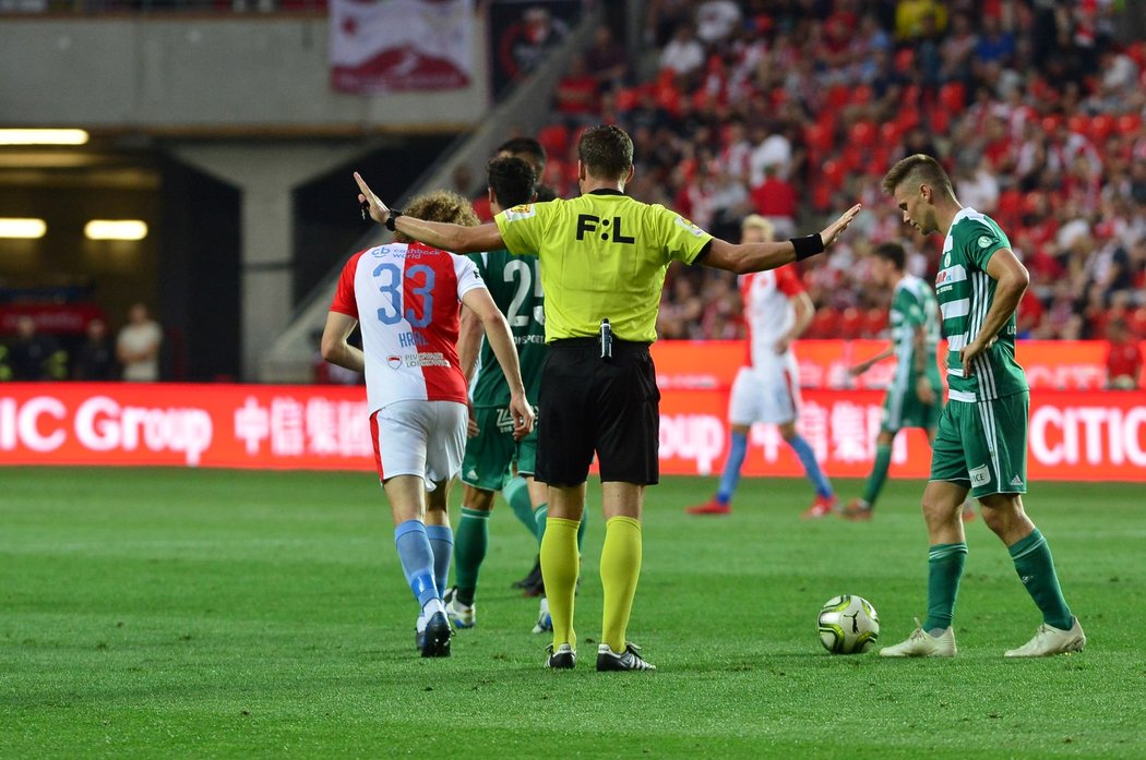 Hlavní sudí v utkání Slavie s Bohemians uklidňuje hráče po jedné ze situací na hřišti