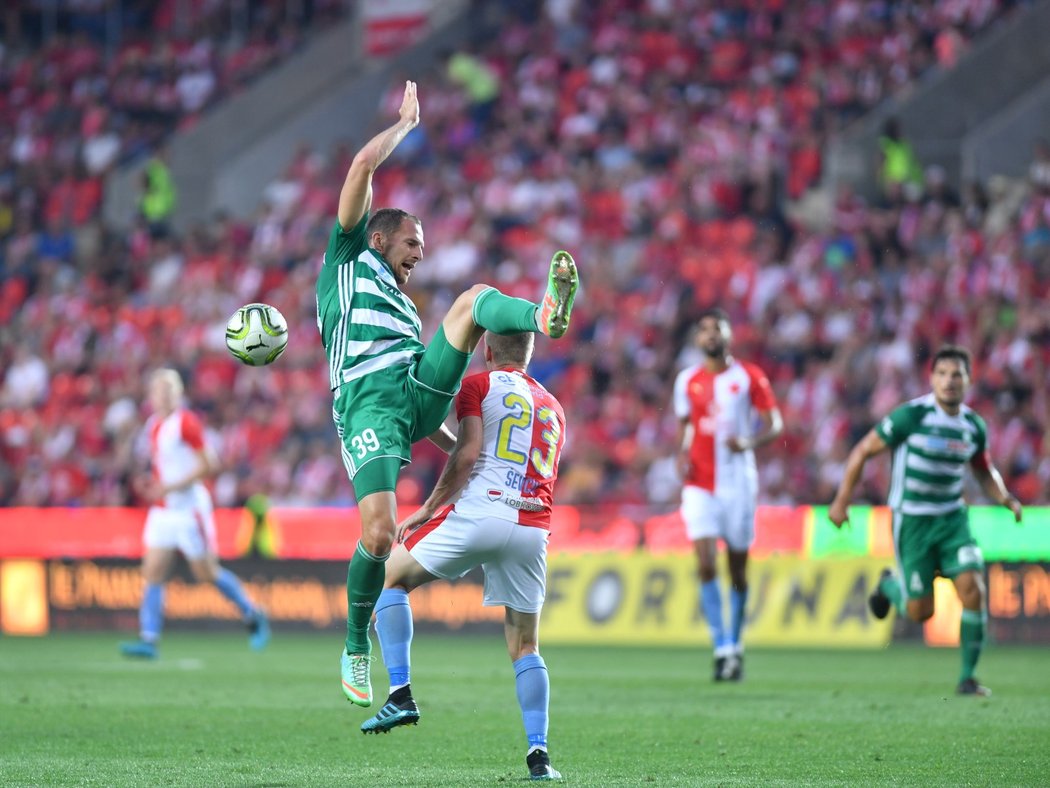 Petr Ševčík ze Slavie v souboji s obráncem Bohemians Jakubem Podaným