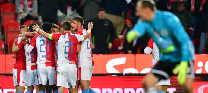 Fotbalisté Slavie se radují z gólu do sítě Jaroslava Drobného