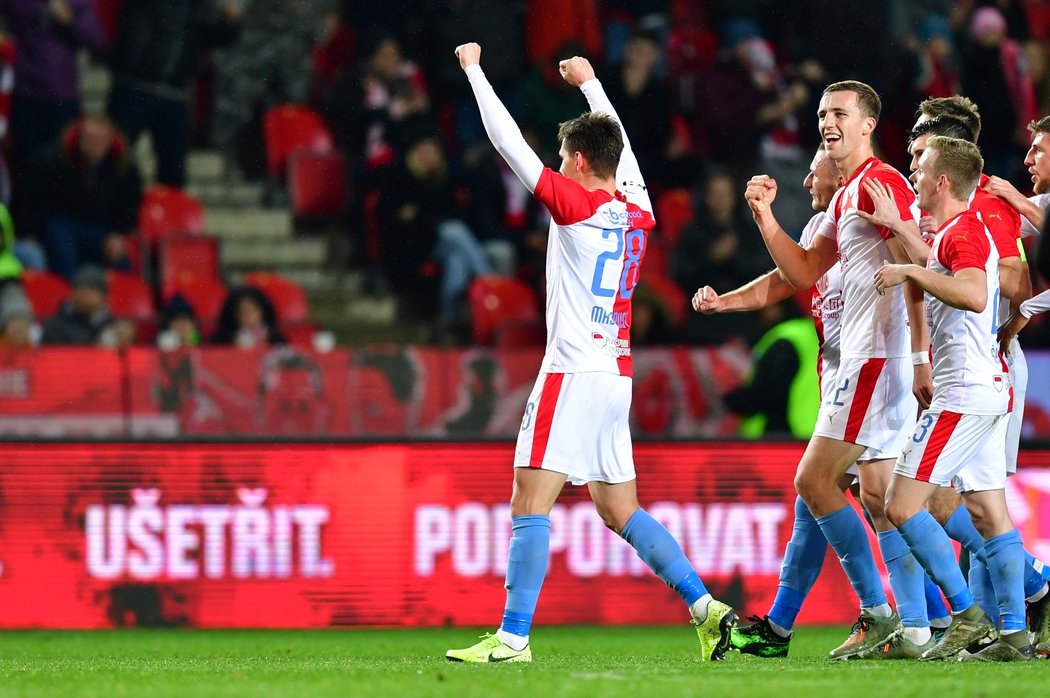 Fotbalisté Slavie slaví gól Lukáše Masopusta proti Českým Budějovicím