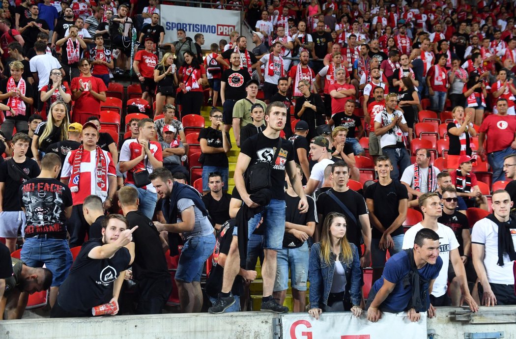 Někteří fanoušci pražské Slavie nelibě nesou, že jejich tým ignoruje děkovačku před Tribunou Sever