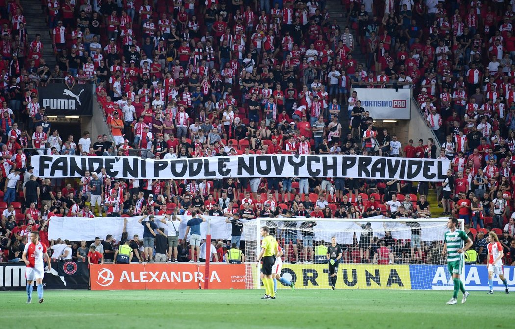 Fanoušci Slavie na Tribuně Sever nelibě nesou nová pravidla zavedená klubem