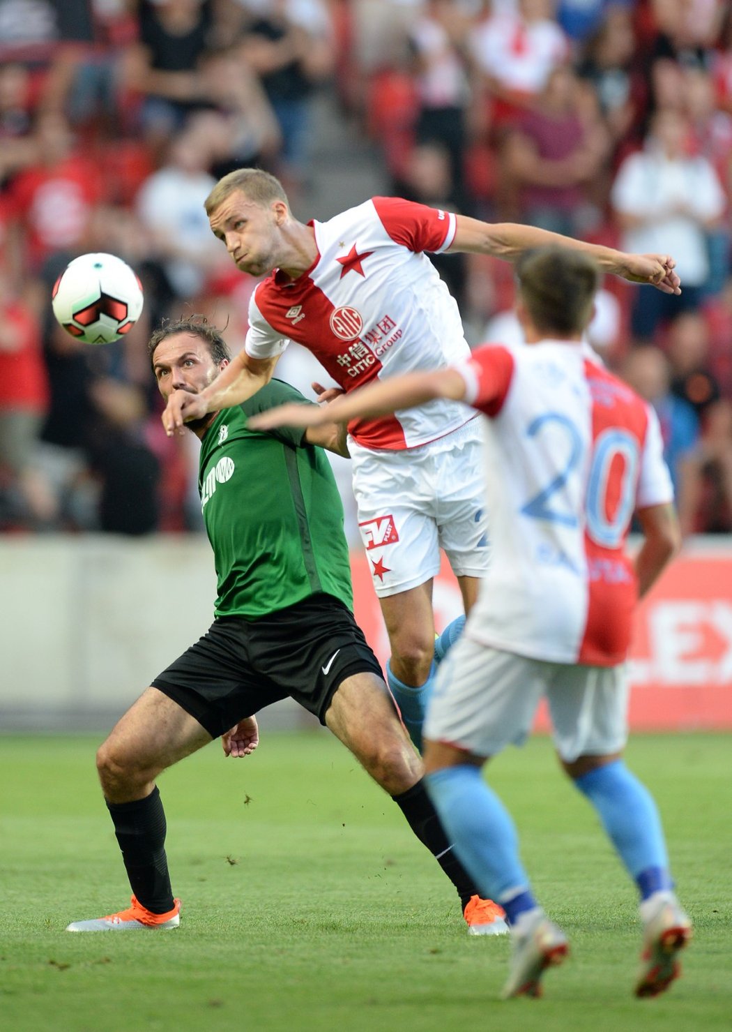 Souboj Martina Doležela s Tomášem Součkem v zápase Slavie s Jabloncem