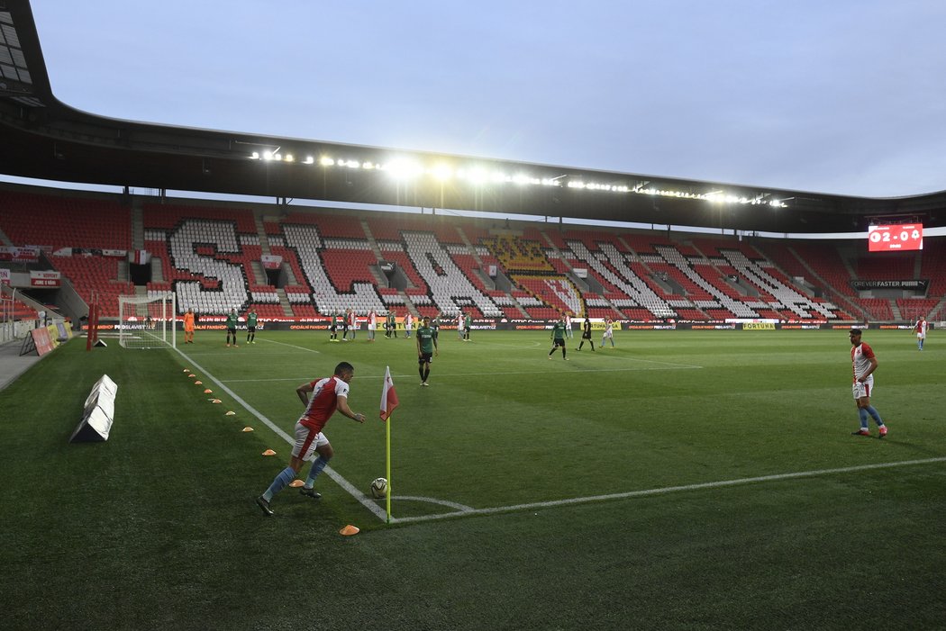 Fanoušci Slavie nemohli být na stadionu, tak si připravili alespoň &#34;sedačkové&#34; choreo