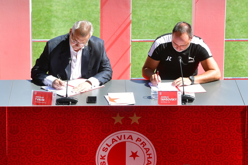 Šéf Slavie Jaroslav Tvrdík a kouč Jindřich Trpišovský podepisují novou smlouvu