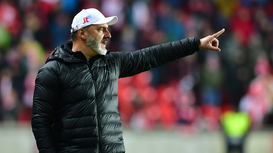 Trenér Slavie Jindřich Trpišovský během utkání s Karvinou