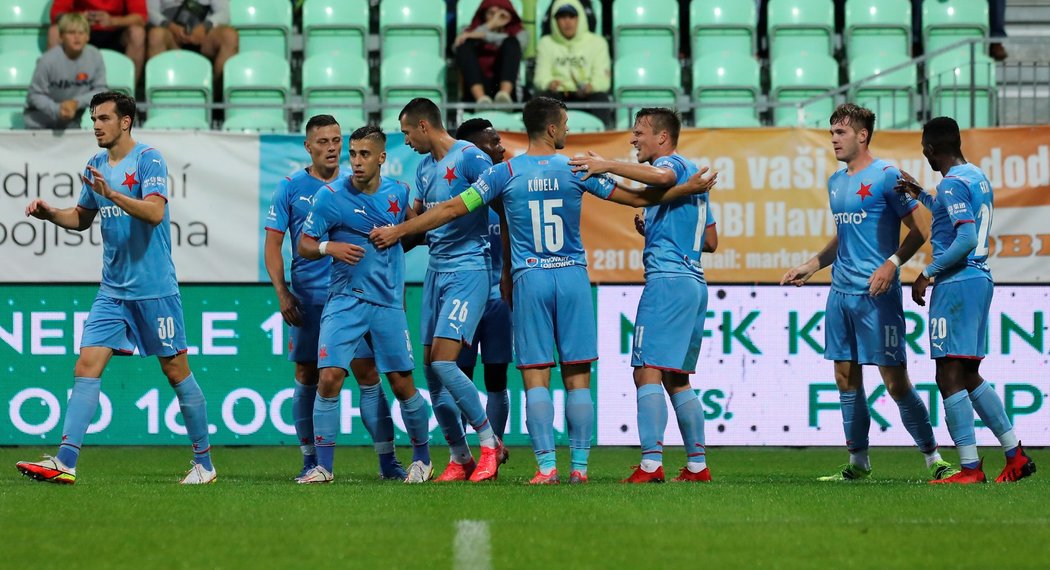 Fotbalisté Slavie se radují z gólu v utkání proti Karviné