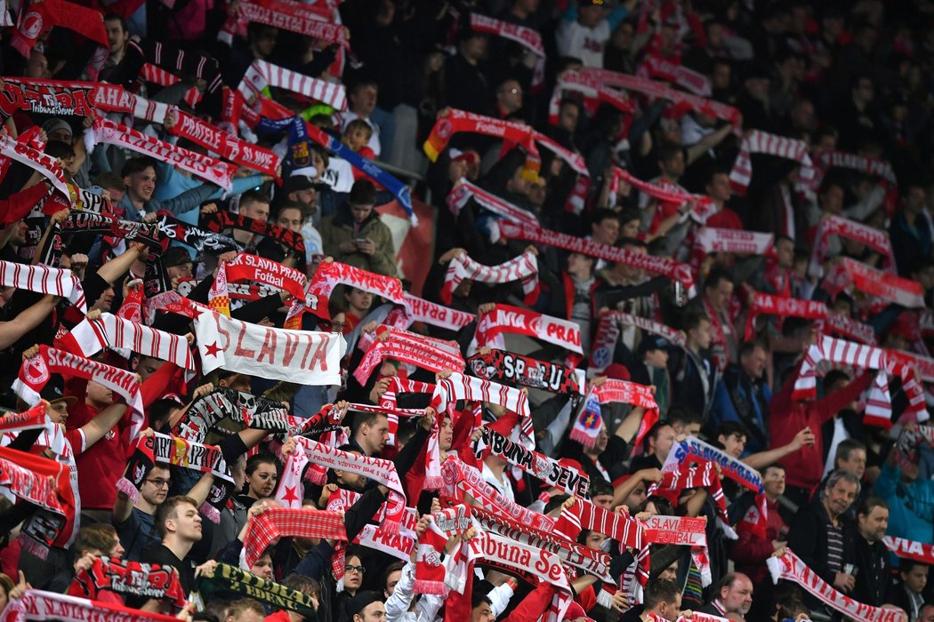 Fanoušci Slavie během duelu se Slovanem Liberec