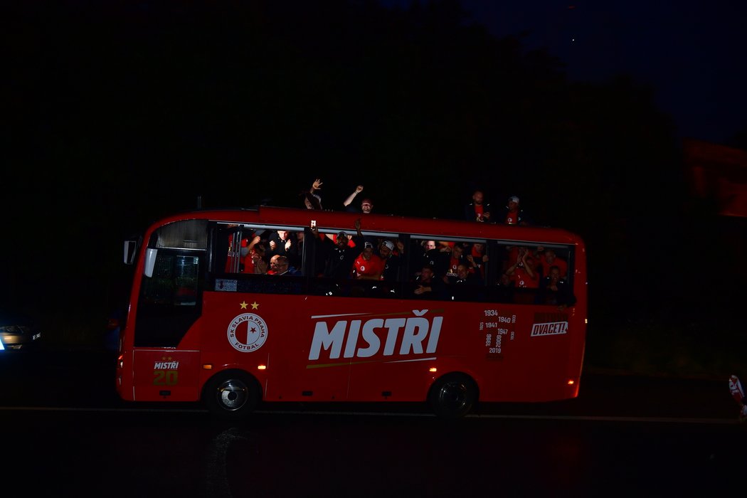 Slávisté v mistrovském autobuse