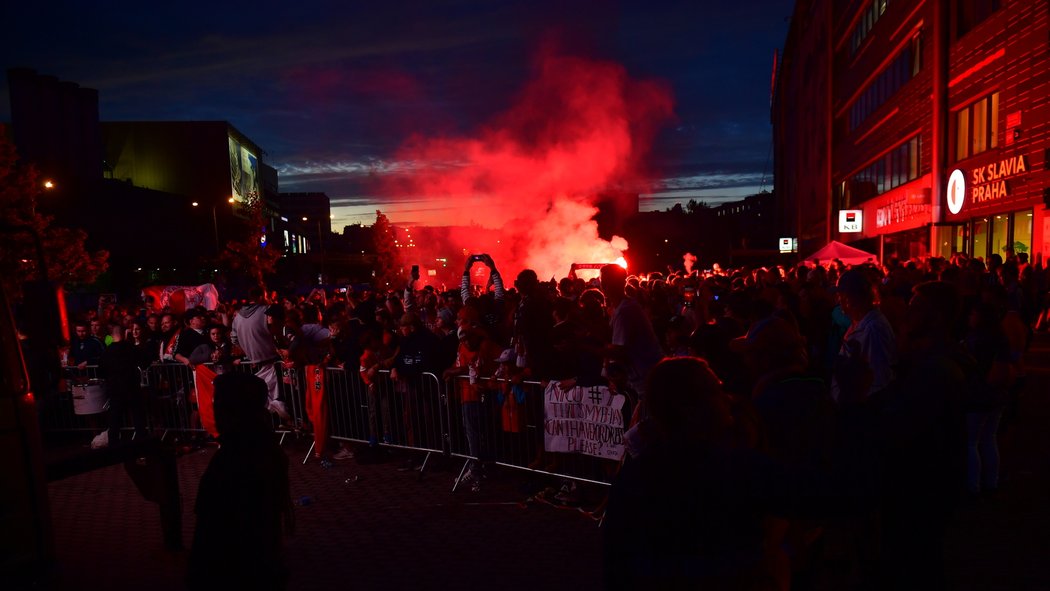 Fanoušci Slavie před stadionem