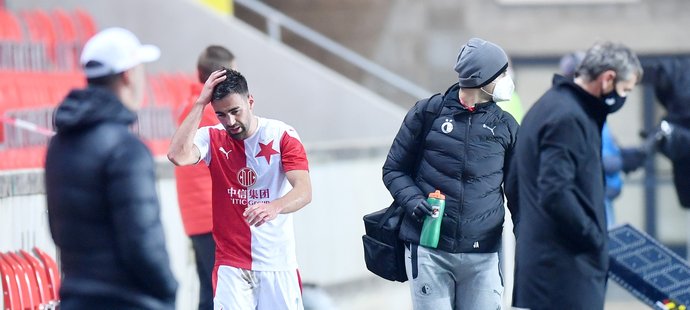 Zraněný stoper Slavie David Hovorka musel kvůli zranění předčasně odstoupit ze zápasu proti Mladé Boleslavi