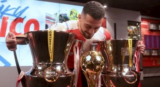 Slavia se loučí se Stanciem, na videu objímá trofeje. Tvrdík je spokojený