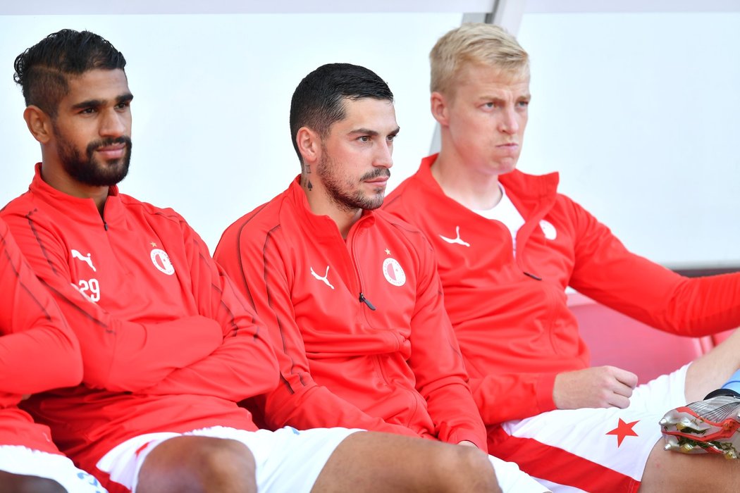 Nabitá lavička hostující Slavie, na níž se objevil i Nicolae Stanciu