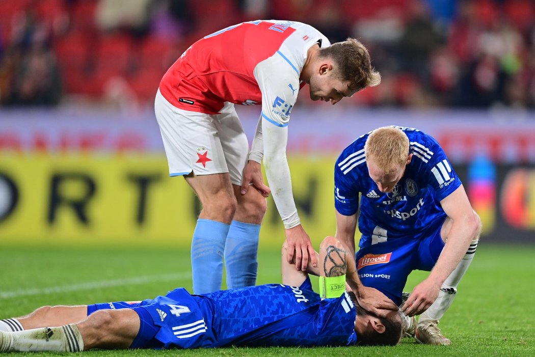 Slávistický útočník Jan Kuchta se sklání nad olomouckým kapitánem Romanem Hubníkem