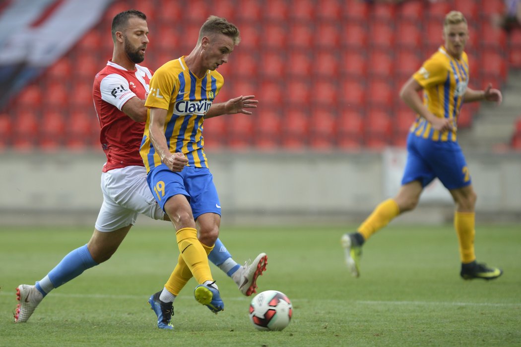 Josef Hušbauer a Jakub Janetzký v souboji při zápase Slavie s Opavou