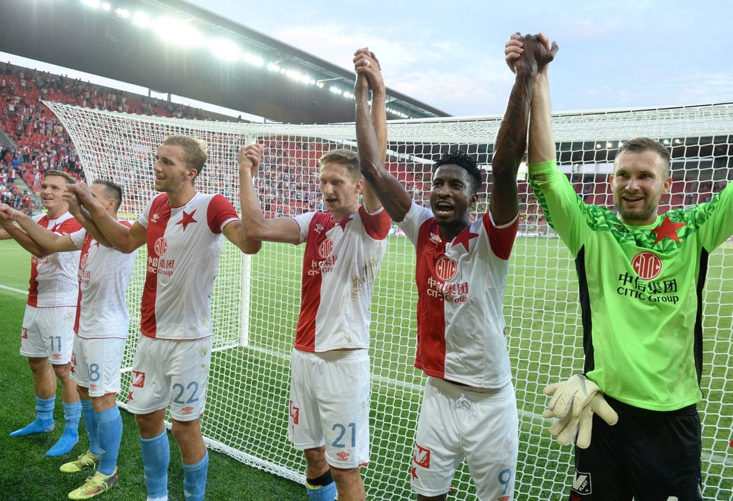 Fotbalisté Slavie během děkovačky po vítězném zápase