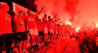 Euforie v Edenu i před! Mistři ze Slavie křepčili s fanoušky, Stanciu zpíval