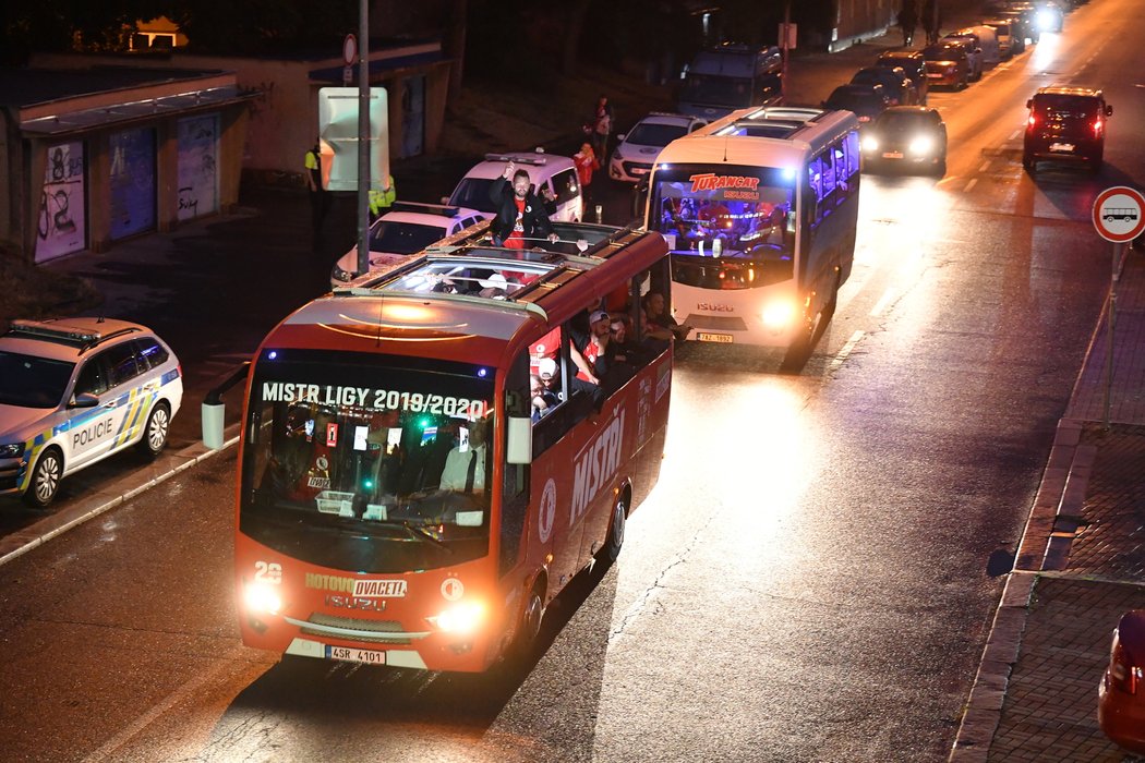 Polepky slávistického autobusu jsou všeříkající, Pražané mají svůj dvacátý titul