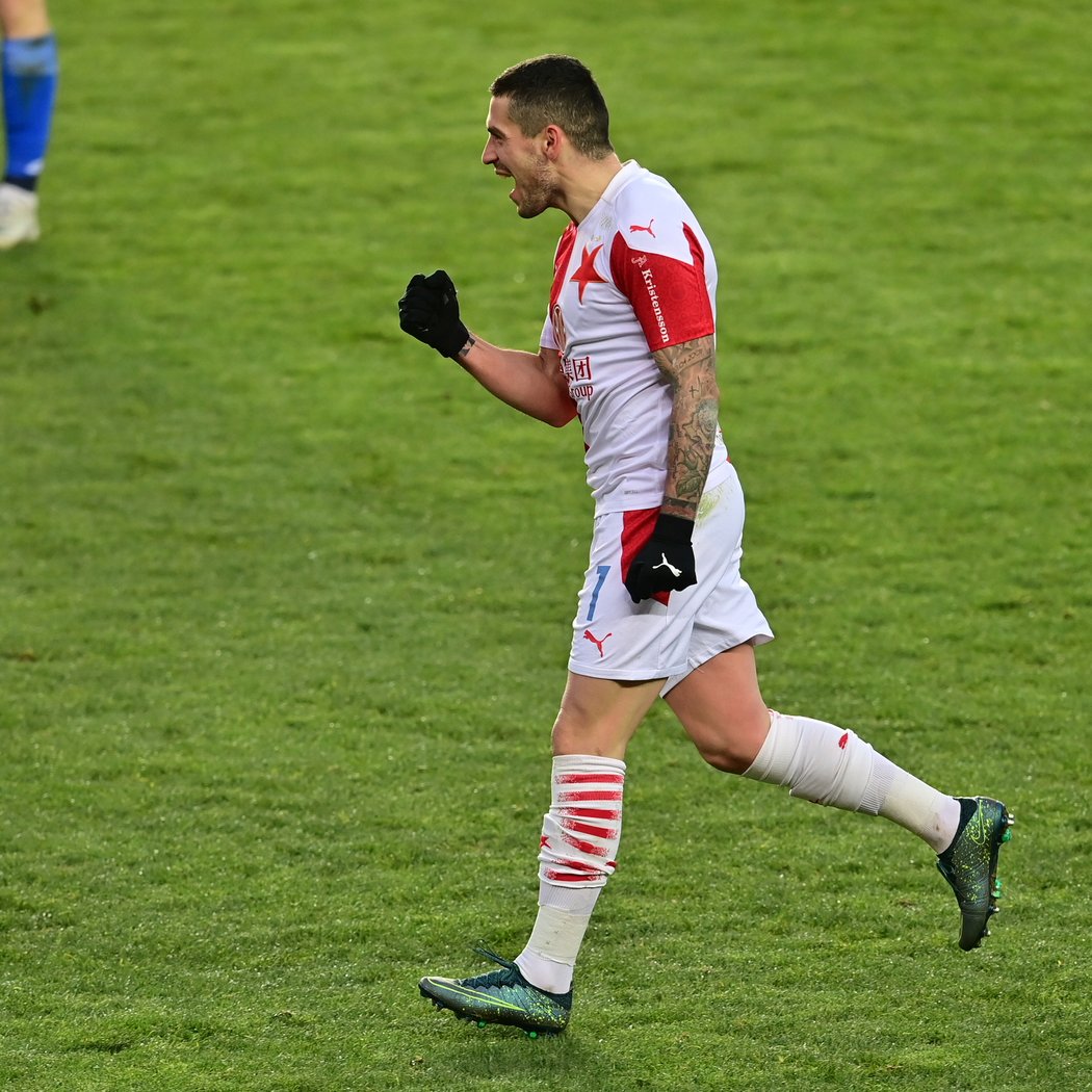 Nicolae Stanciu hezkou střelou zvýšil na 3:0