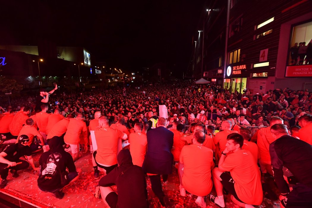 Takhle slávisté slavili poslední titul, letos je křepčení před stadionem zapovězené