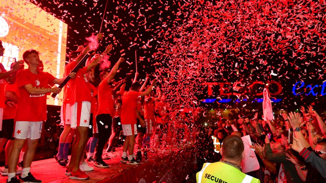 Euforie slávistů. Po křepčení v Edenu dorazili i za fanoušky před stadion...