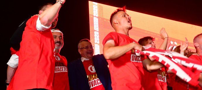 Fotbalisté Slavie slavili titul spolu s fanoušky, Jaroslav Tvrdík před Edenem nechyběl