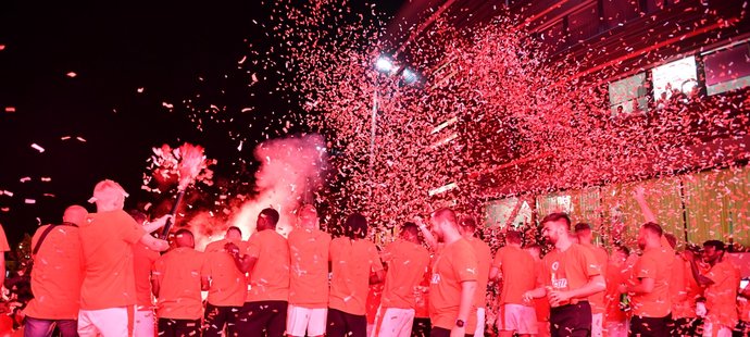 Fotbalisté Slavie slavili titul spolu s fanoušky před Edenem, nechyběla ohňová show