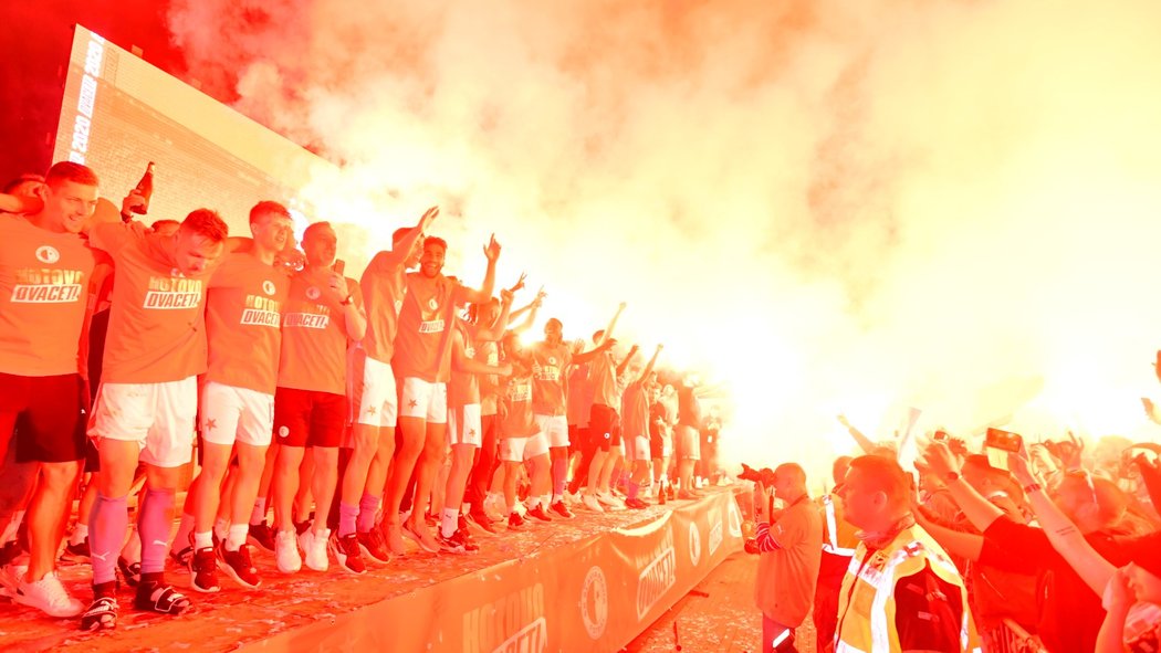 Takhle slávisté slavili poslední titul, letos je křepčení před stadionem zapovězené