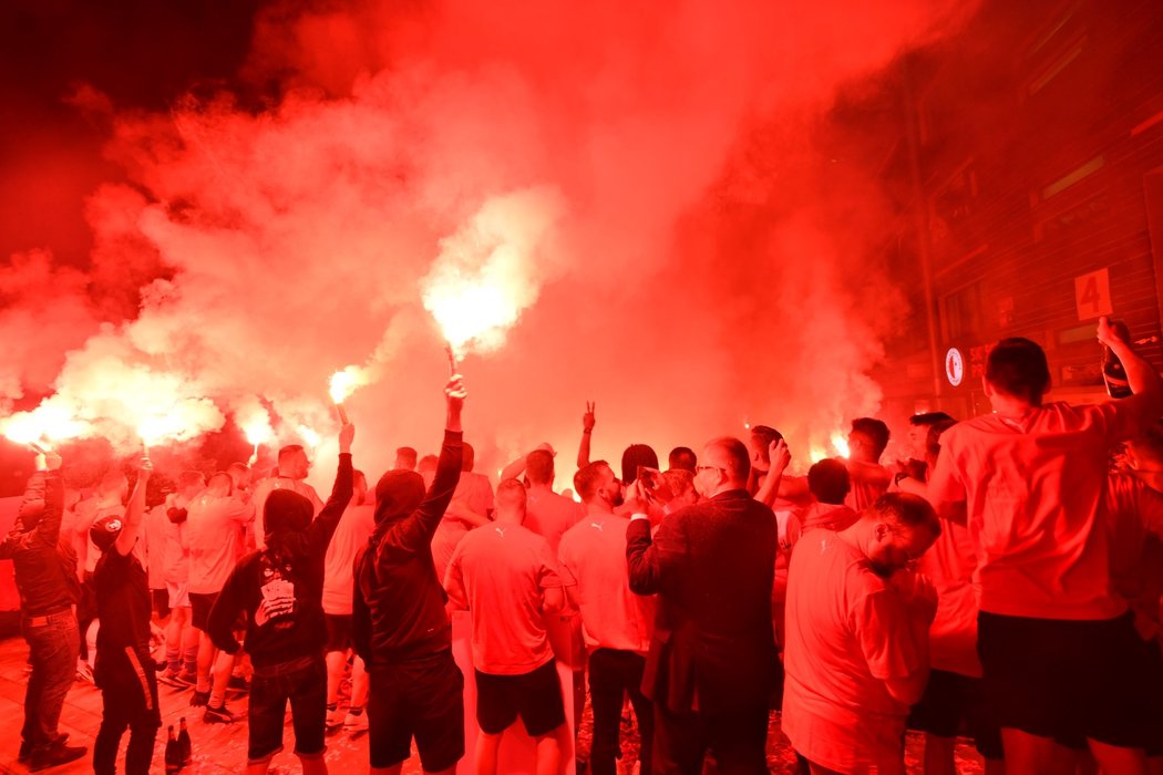 Fotbalisté Slavie slavili titul spolu s fanoušky před Edenem, nechyběla ohňová show