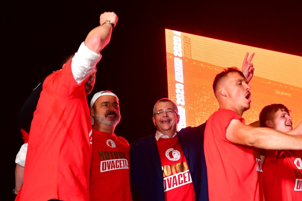 Fotbalisté Slavie slavili titul spolu s fanoušky před Edenem, nechyběla ohňová show