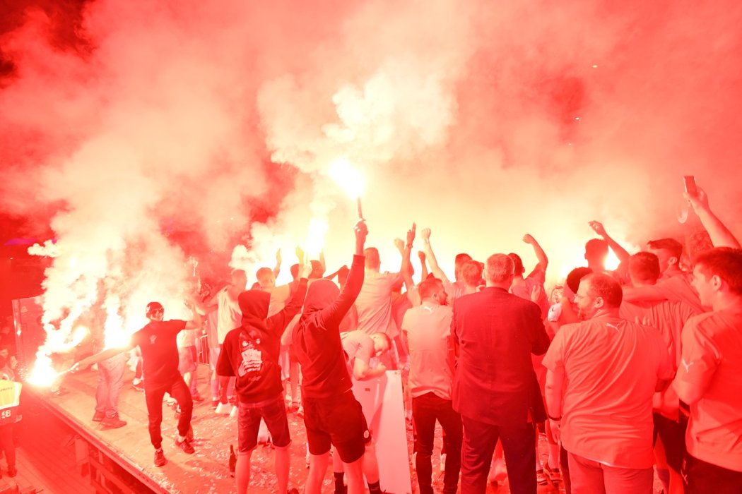 Fotbalisté Slavie slavili titul spolu s fanoušky před Edenem, nechyběla ohňová show