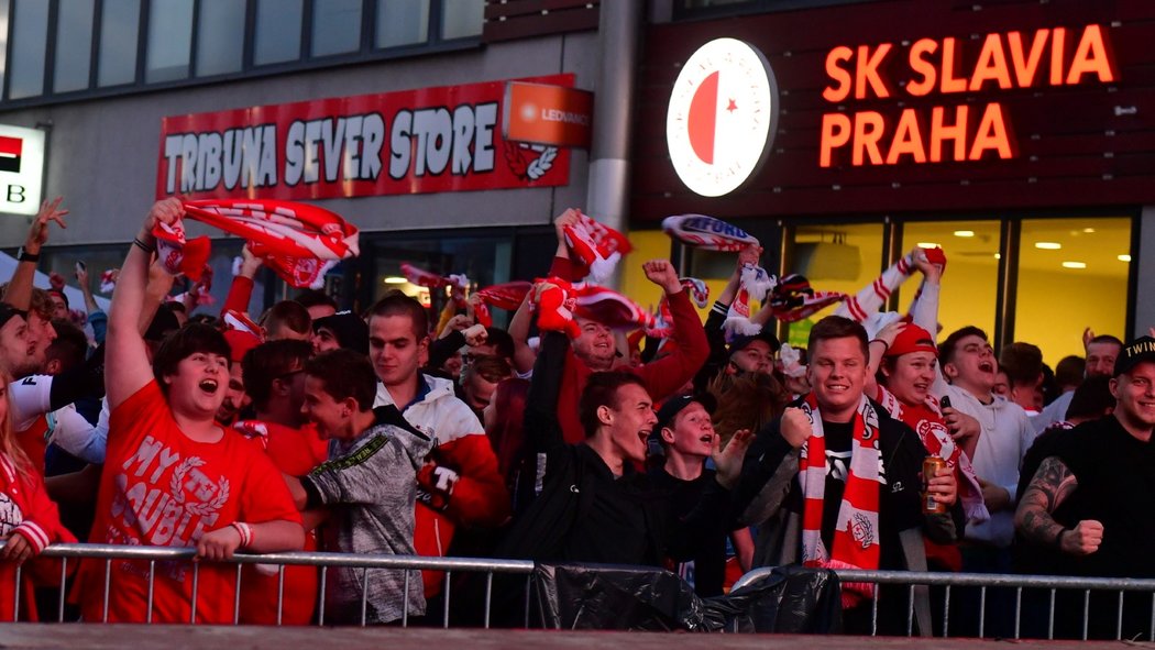 Gólová radost před Edenem. Fanoušci slaví trefu Petra Ševčíka, která přiblížila titul