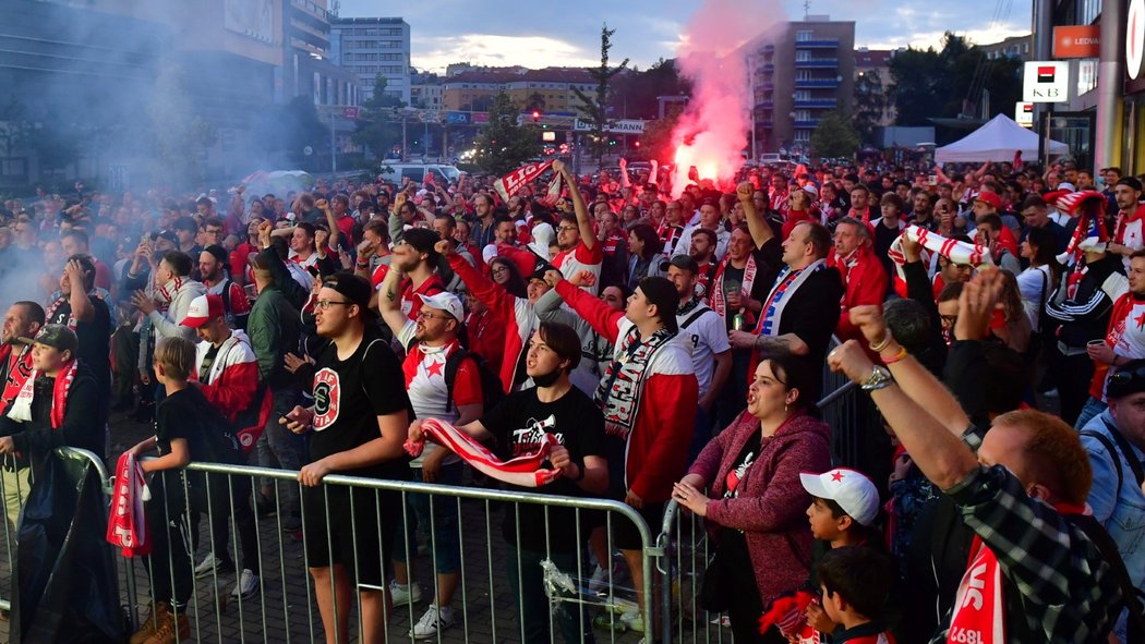 Fanoušci před Edenem slavili Ševčíkův gól i se světlicí