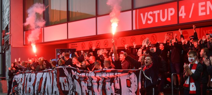 Tribuna Sever fandila před stadionem