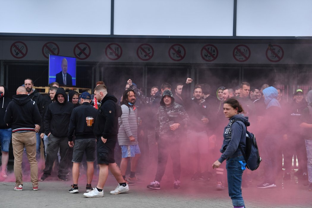 Fanoušci Slavie proti Plzni fandili před stadionem