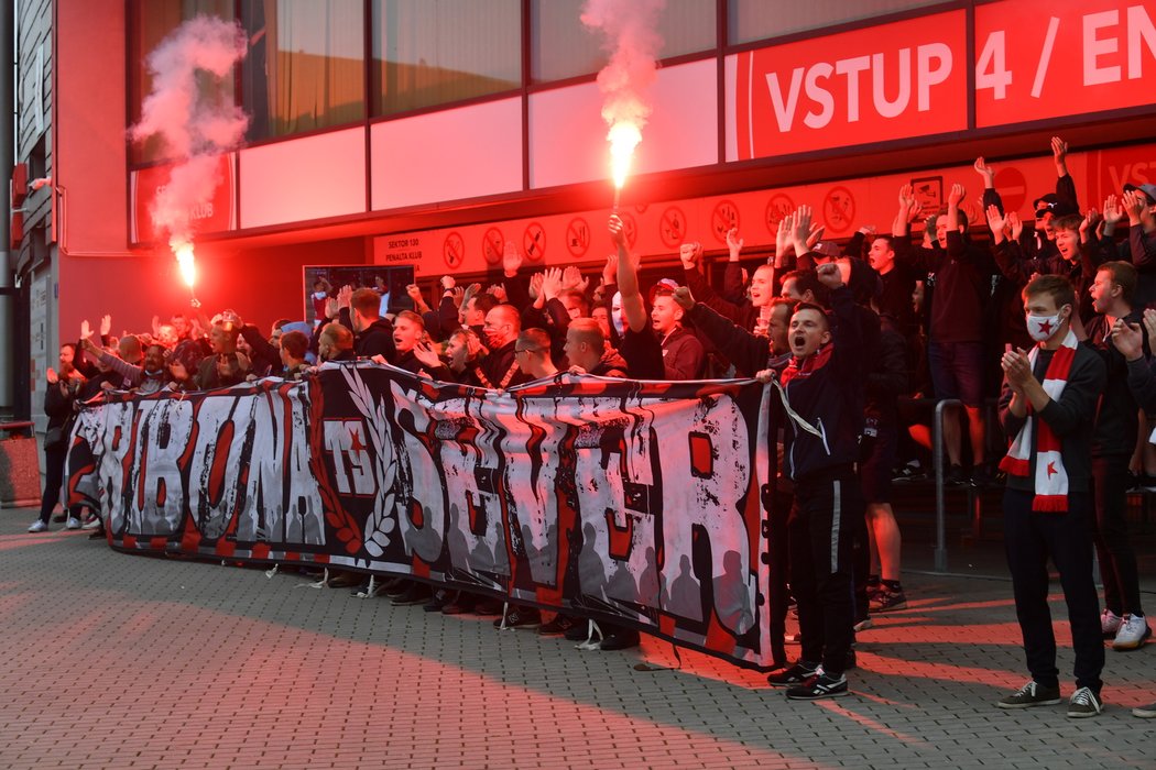 Tribuna Sever fandila před stadionem