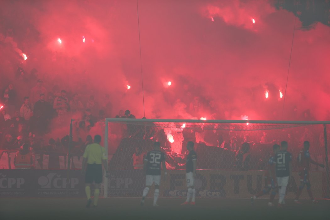 Zápas byl na chvíli přerušen kvůli pyrotechnice