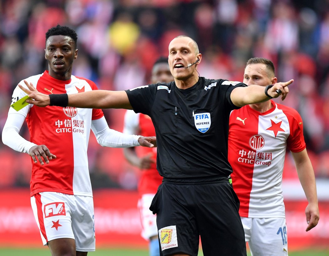 Rozhodčí Miroslav Zelinka během zápasu Slavie s Plzní (3:1)