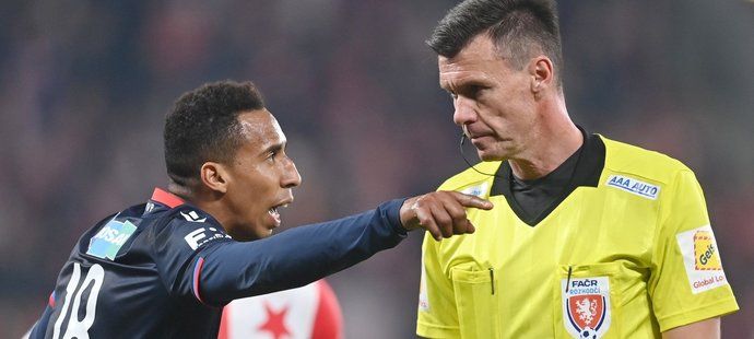 Rozhodčí Pavel Franěk v zápase Slavia - Plzeň vyloučil tři hráče Viktorie