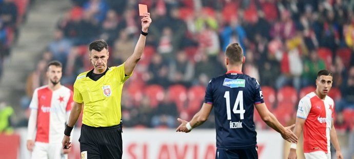 Rozhodčí Pavel Franěk v zápase Slavia - Plzeň vyloučil tři hráče Viktorie