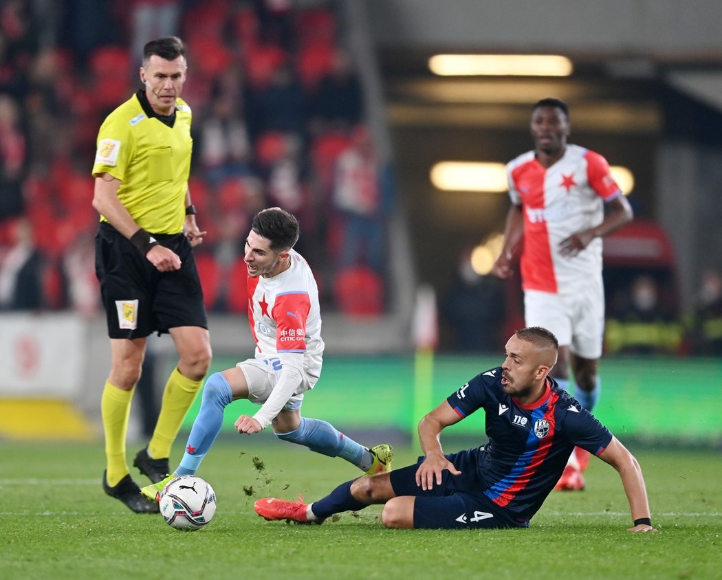 Rozhodčí Pavel Franěk v zápase Slavia - Plzeň vyloučil tři hráče Viktorie